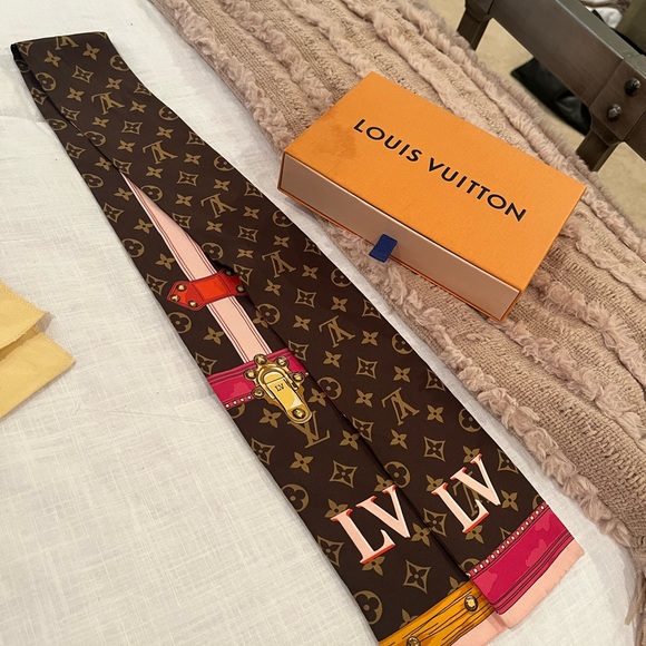 Louis Vuitton Women’s Scarf - Picture 6 of 9